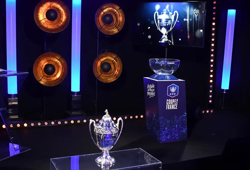 INFO EUROPE 1 - Le trophée de la Coupe du monde de football à Paris sous  haute surveillance