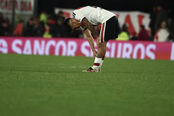 Almada, golpeado tras su error en el 1-2 que revivió a Vélez (Foto: Tomás Cuesta)