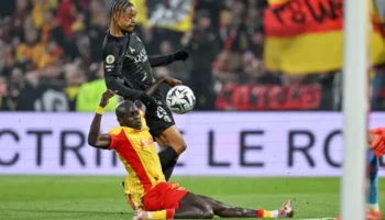 Bradley Barcola et Ibrahim Mbaye du PSG assistant au match à Lens