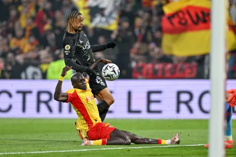 22b61.jpg Bradley Barcola et Ibrahim Mbaye (PSG) en tribunes à Lens pendant le Trophée des champions