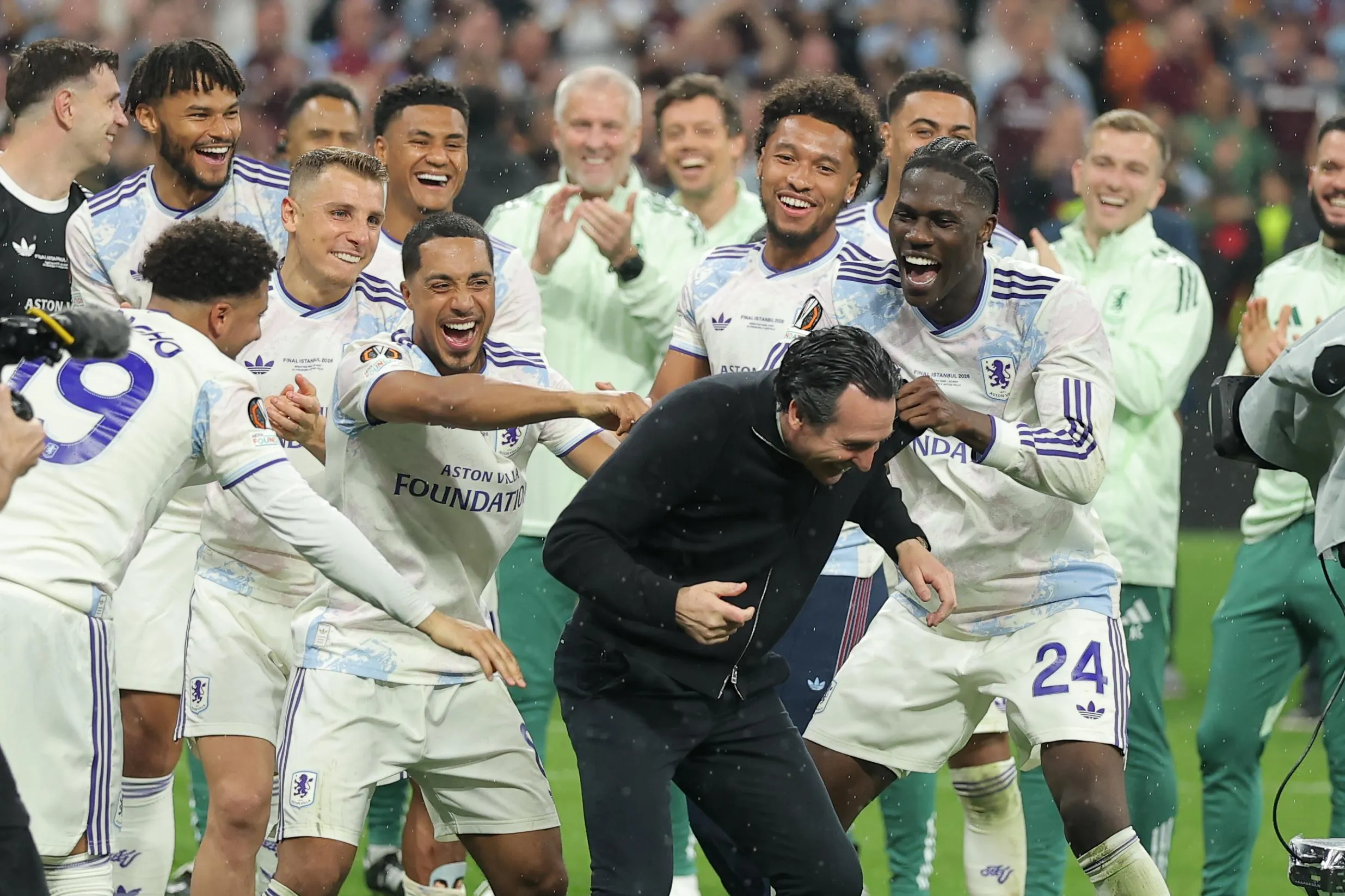 Aston Villa players celebrate with Aston Villa's head coach Unai Emery as they win the Europa League final