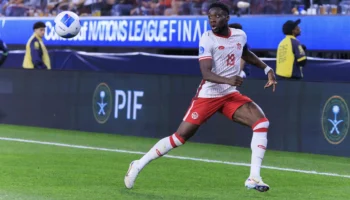 L&rsquo;agent d&rsquo;Alphonso Davies critique la gestion de sa blessure par le Canada