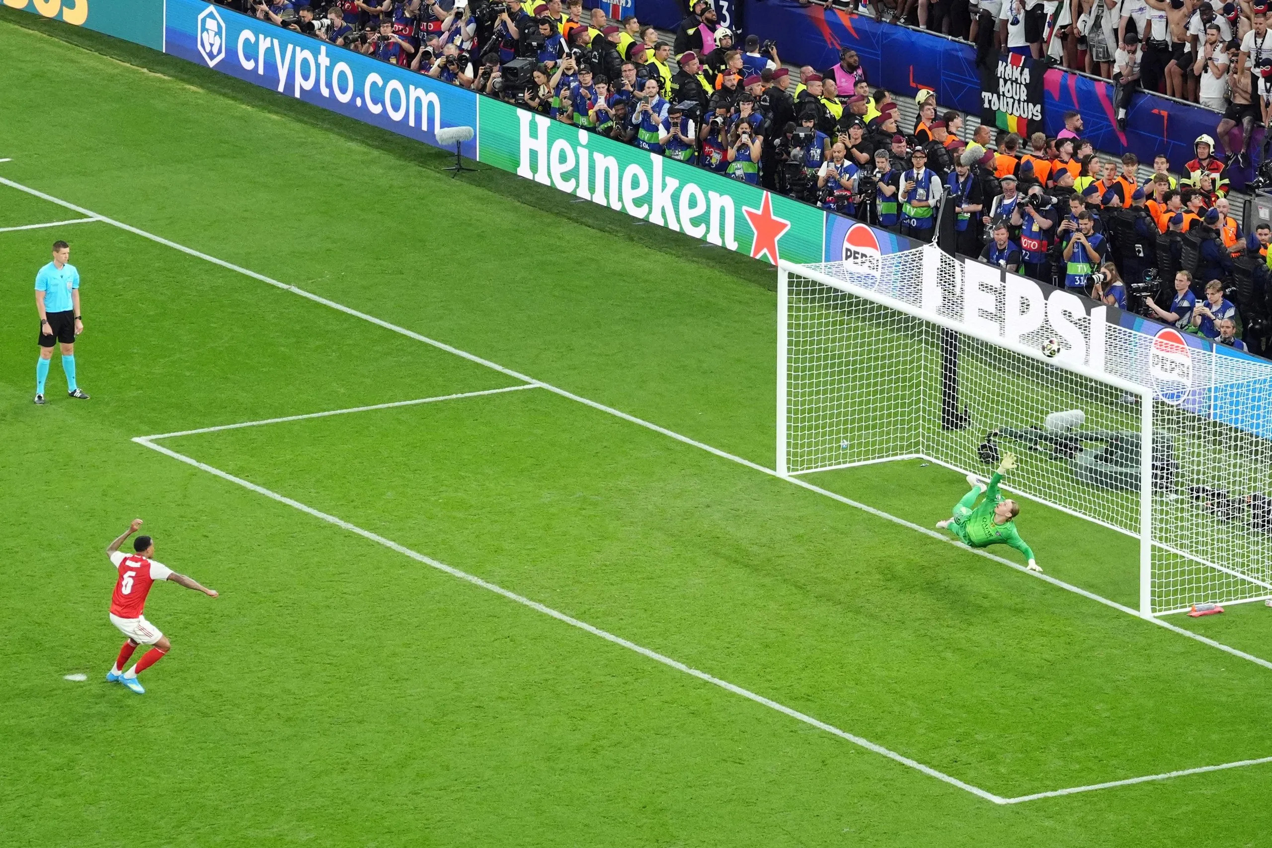 Gabriel Magalhães misses to end the penalty shootout