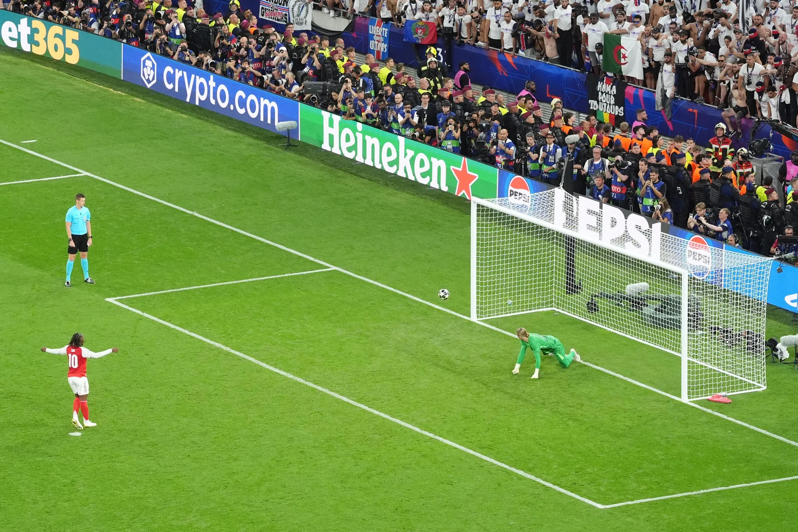 Arsenal’s Eberechi Eze (left) reacts after missing his side’s second penalty of the shoot-out.