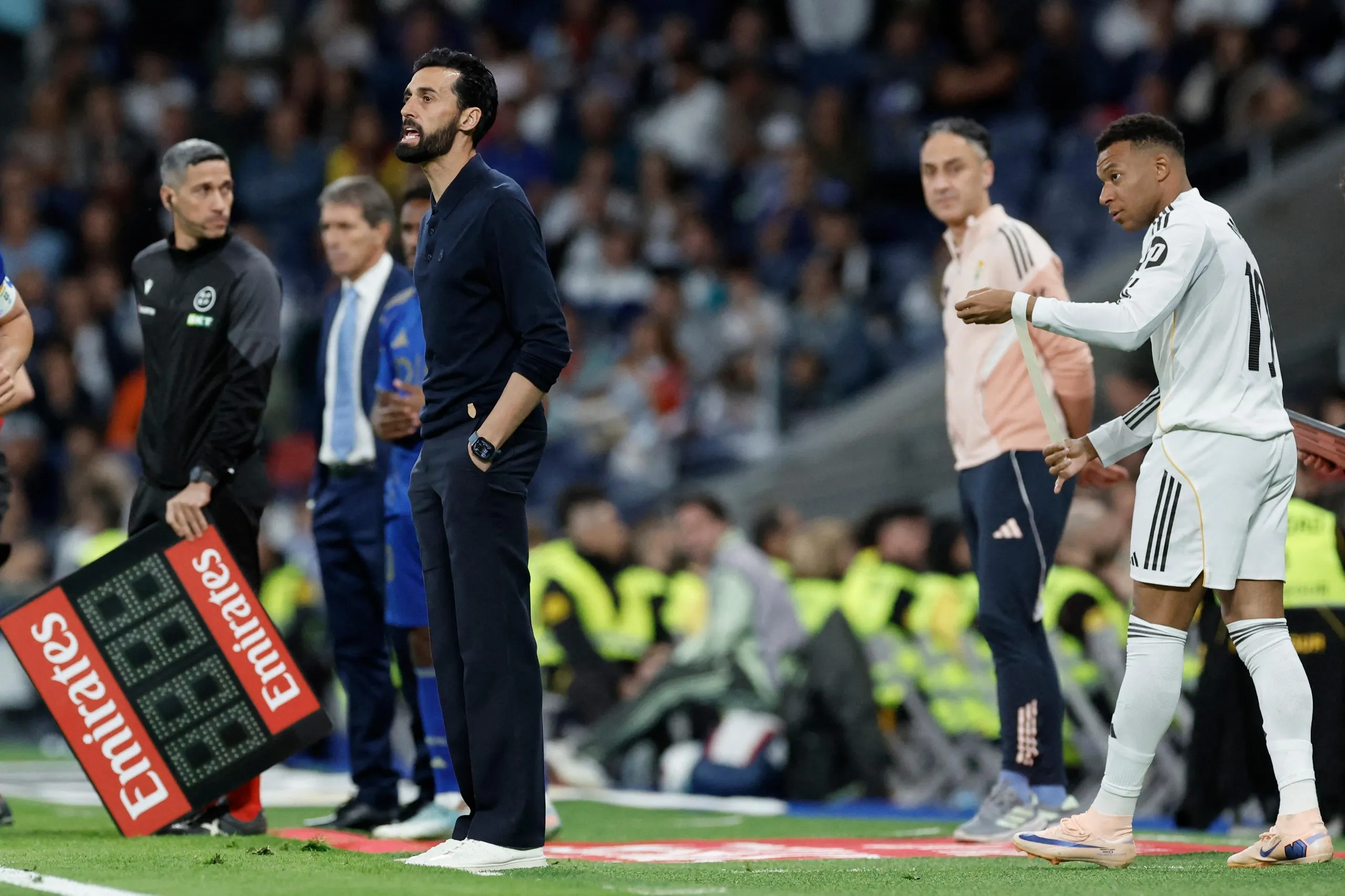 Kylian Mbappé prepares to come on, while next to Álvaro Arbeloa