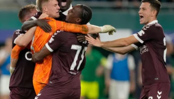 Les Hearts battent Rapid Vienne aux tirs au but malgré une expulsion