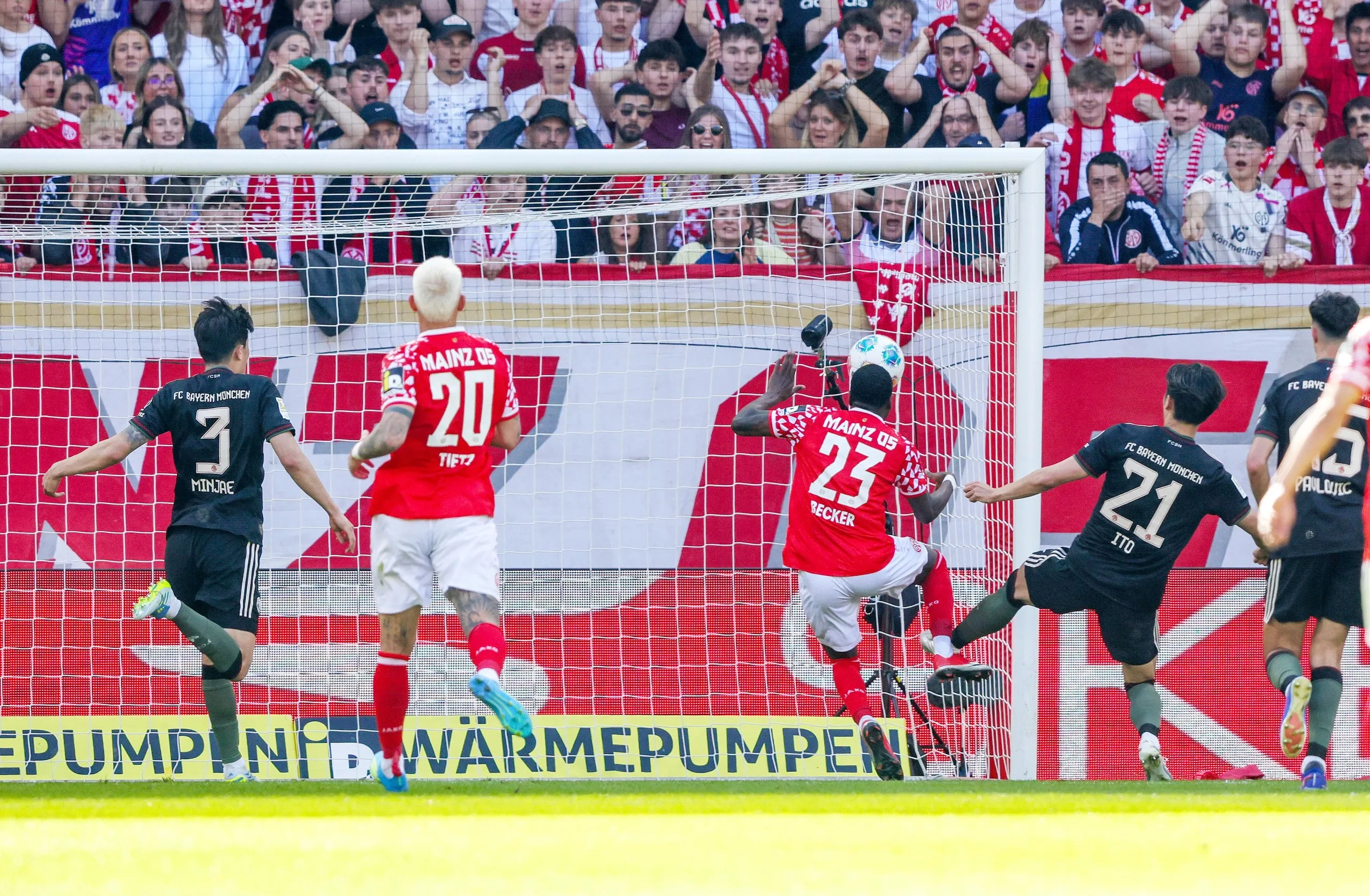 Sheraldo Becker scores for Mainz against Bayern