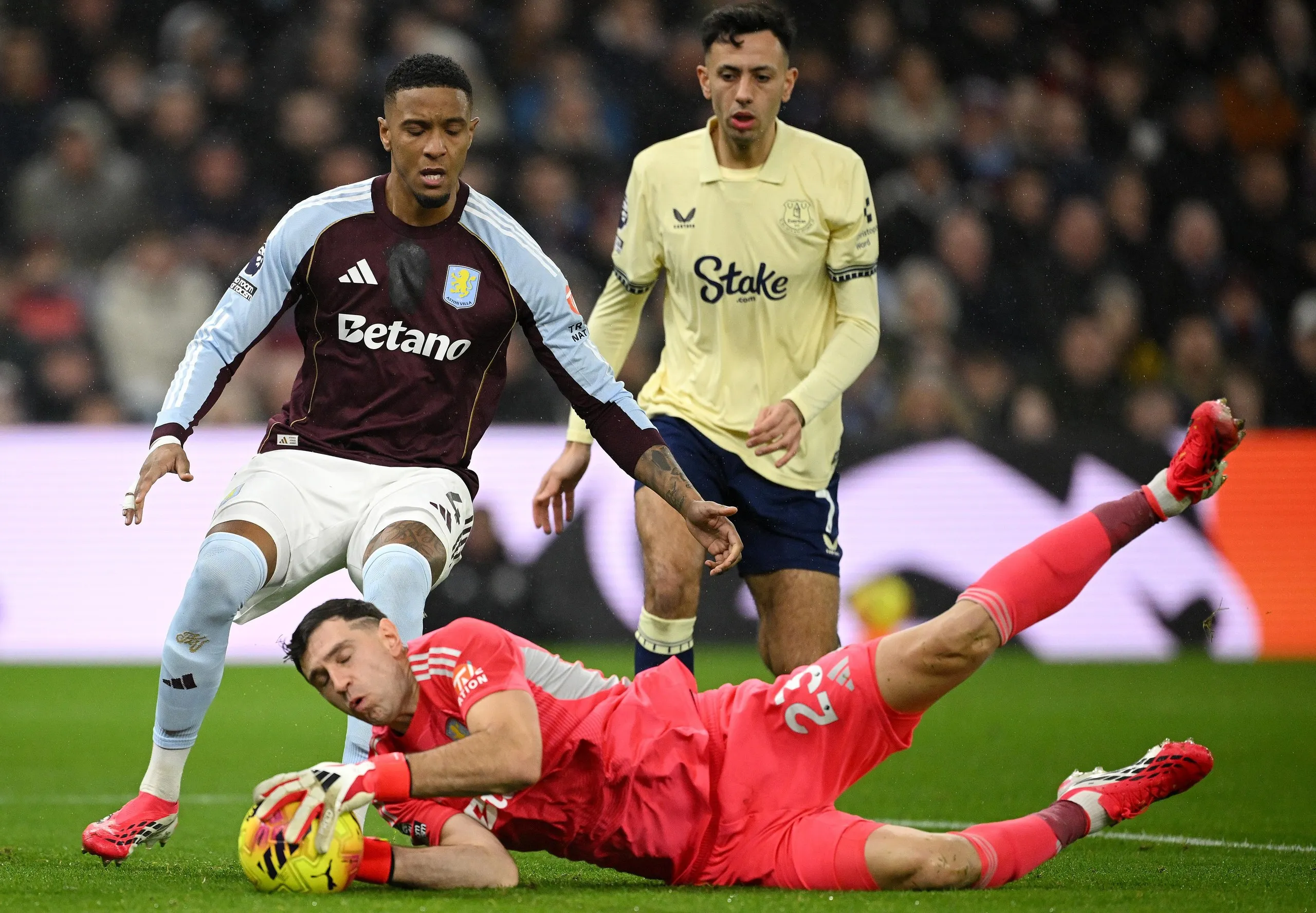 Emiliano Martínez dives on the ball 