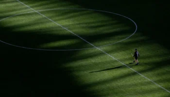 Un week-end à Wembley : préparation du terrain pour un match de FA Cup