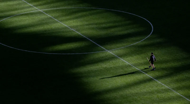 Un week-end à Wembley : préparation du terrain pour un match de FA Cup