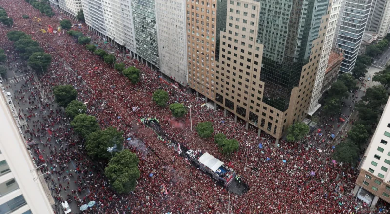 Flamengo remporte la Copa Libertadores et le championnat du Brésil, mais des affrontements éclatent à Rio