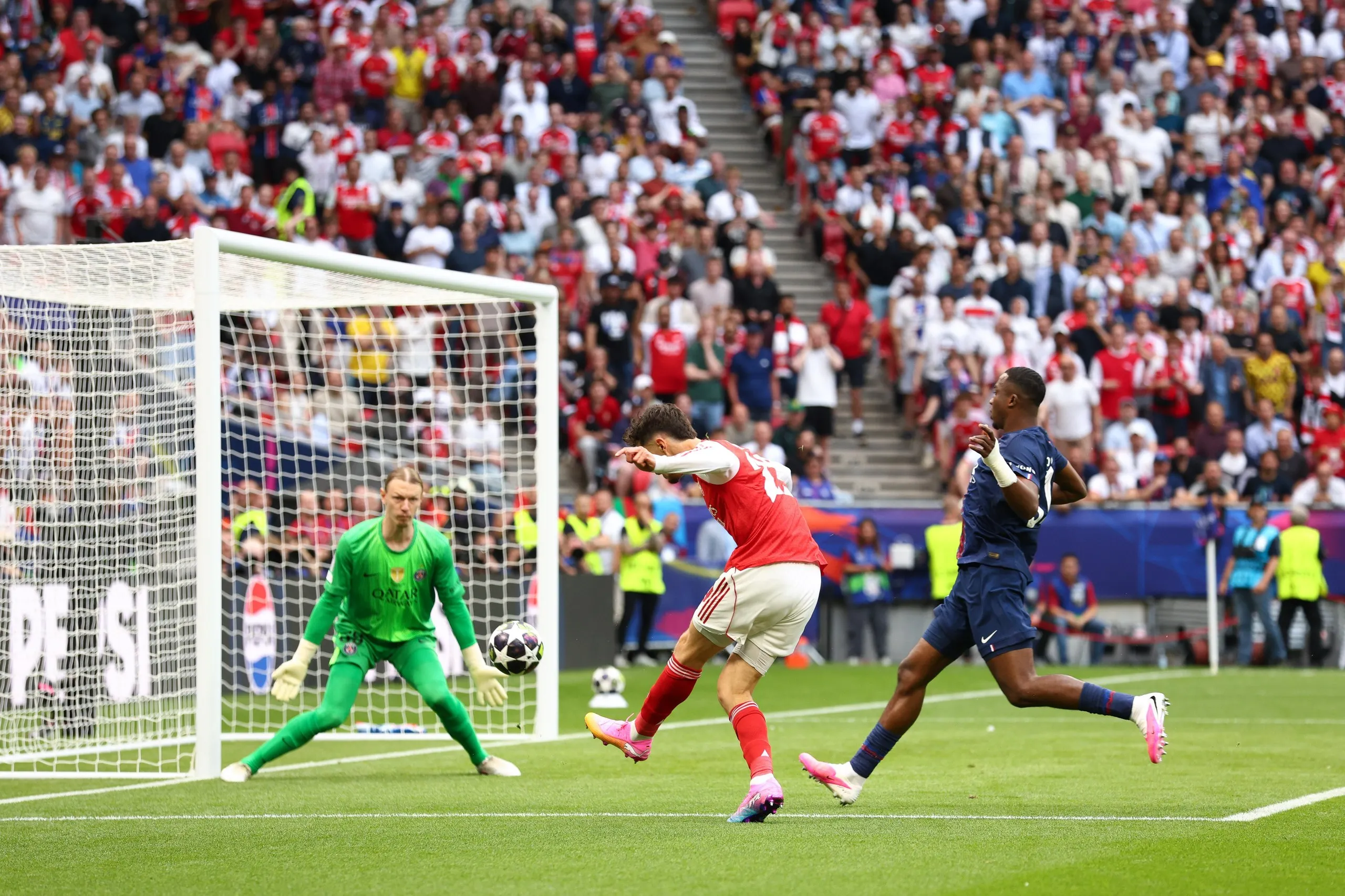 Kai Havertz shoot with his left foot from close range past the PSG keeper