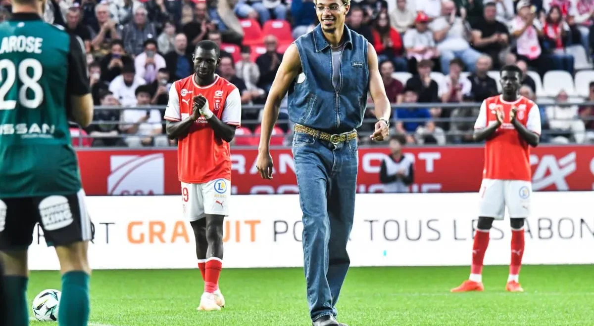 5a7ba.jpg Hugo Ekitike, attaquant de Liverpool et des Bleus, est présent à Reims-Annecy