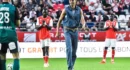 Hugo Ekitike de Liverpool assiste au match Reims-Annecy après sa blessure