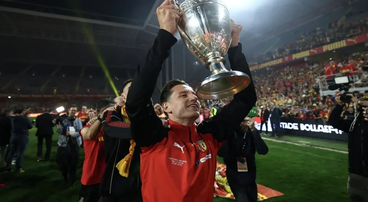 5e703.jpg Thauvin sur le perchoir, Sotoca en barman, Udol blessé par le trophée... récit d'une nuit de liesse à Bollaert après le sacre du RC Lens en Coupe de France