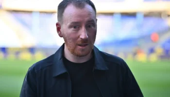 Ian Cathro, entraîneur de Saint-Étienne, interrompt une conférence pour sa fille