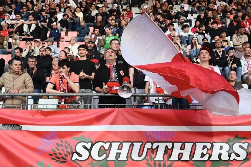 Au stade Marcel-Picot de Nancy, au coeur de la tribune Schuth, le Mosellan continue de lancer des chants, d'encourager son équipe, que ce soit avec son mégaphone ou en frappant sur son tambour. (F. Faugère/)