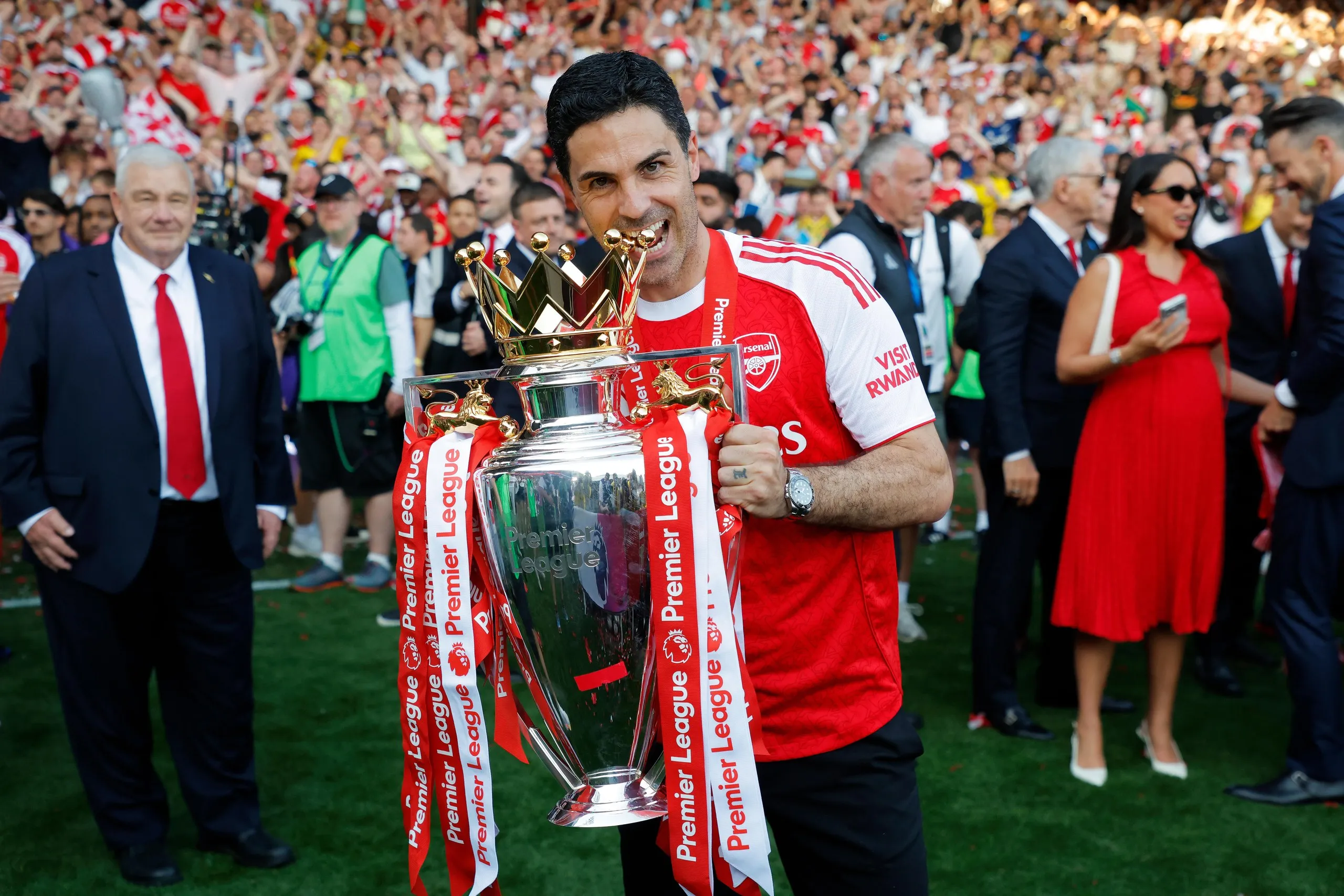 Mikel Arteta holds the Premier League trophy