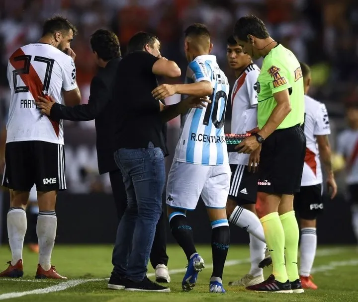 Centurión discute con Coudet antes de ingresar