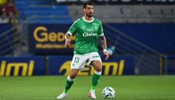 Joao Ferreira, défenseur de Saint-Étienne, évacué sur civière après un choc