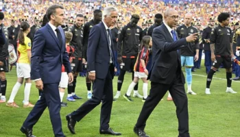 Emmanuel Macron échange avec les joueurs de Lens et de Nice avant la finale de la Coupe de France