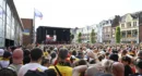 Les supporters du RC Lens chantent « Les Corons » lors des célébrations en ville