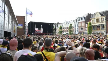 Les supporters du RC Lens chantent « Les Corons » lors des célébrations en ville