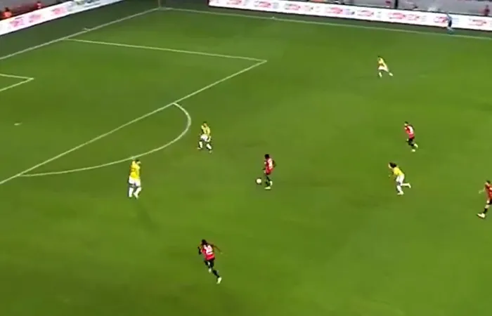 fenerbahcede-guendouziden-buyuk-hata-1786821451691.png Gençlerbirliği-Fenerbahçe maçında Matteo Guendouzi'nin hatası pahalıya patladı! - 3