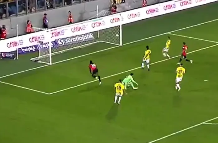 fenerbahcede-guendouziden-buyuk-hata-1786821454955.png Gençlerbirliği-Fenerbahçe maçında Matteo Guendouzi'nin hatası pahalıya patladı! - 5