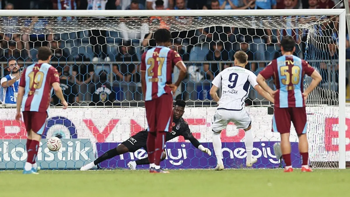 Kasımpaşa-Trabzonspor maçında hakem penaltı noktasını gösterdi!