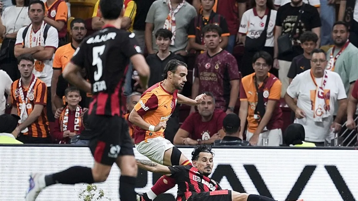 Galatasaray-Arca Çorum FK maçında kırmızı kart çıktı!