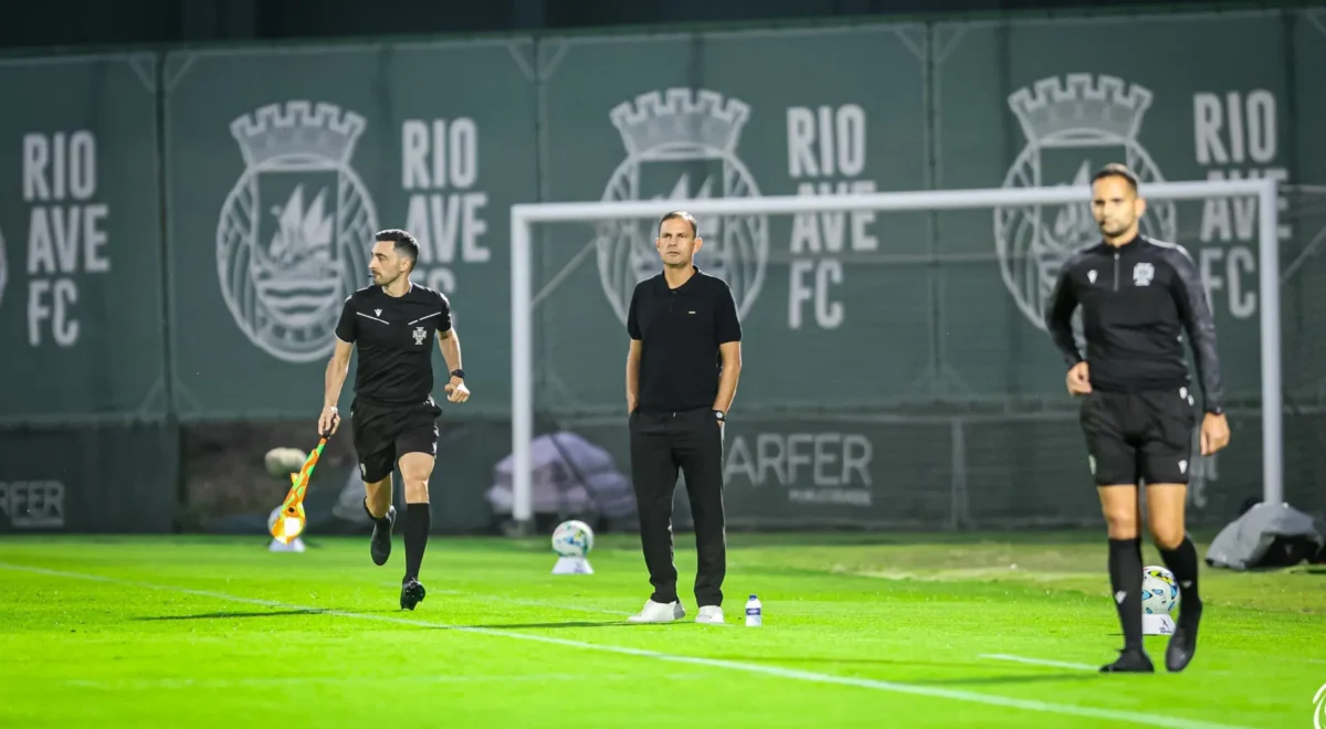 image00007-1.jpeg Sotiris Silaidopoulos responde ao após o Rio Ave x Sporting: «Isso foi um grande problema para nós na primeira parte»