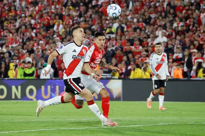 GR3008. BOGOTÁ (COLOMBIA), 19/08/2026.- Emanuel Olivera (d) de Santa Fe disputa el balón con Rafael Santos Borré de River Plate este miércoles, en el partido de ida por los octavos de final de la Copa Sudamericana entre Santa Fe y River Plate en el estadio El Campín, en Bogotá (Colombia). EFE/ Mauricio Dueñas Castañeda
