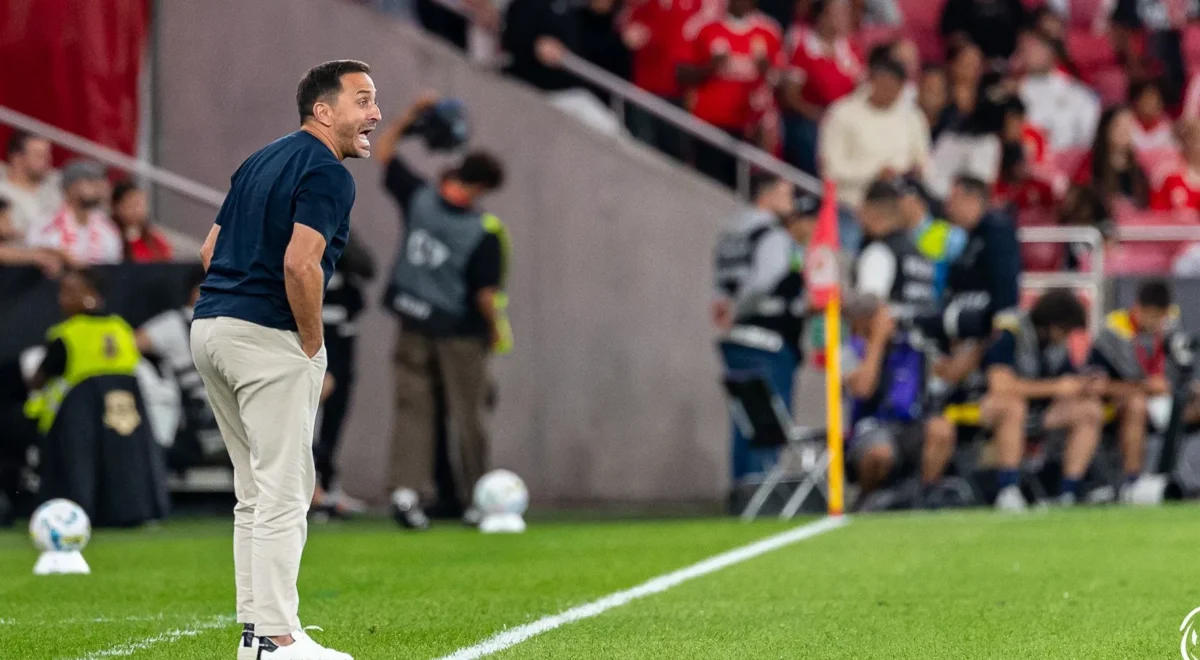 Vasco-Matos-Estoril-Praia-1.jpg Vasco Matos responde ao : «O Benfica deixa o Dahl mais baixo e constrói a 3, para explorar o 1X1 do Prestianni. Estivemos muito bem e condicionámos muito bem o Benfica nesse momento»