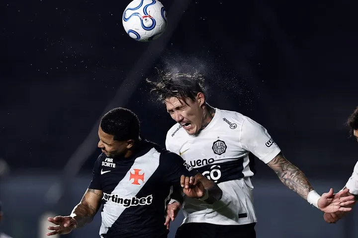 Olimpia y Vasco da Gama definen en Asunción. EFE/ Andre Coelho
