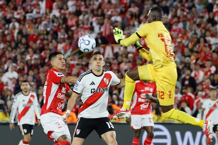 Rafael Santos Borré ante Santa Fe. EFE/ Mauricio Dueñas Castañeda