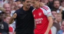 Arteta félicite ses joueurs après une victoire spectaculaire contre Chelsea