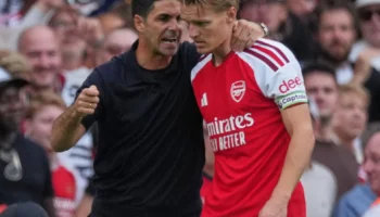 Arteta félicite ses joueurs après une victoire spectaculaire contre Chelsea