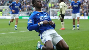 Everton bat Ipswich grâce à un but de Thierno Barry malgré une controverse VAR