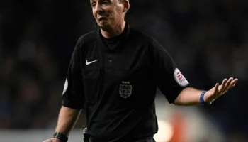 Mike Dean admet avoir joué à des jeux secrets en arbitrant des matchs