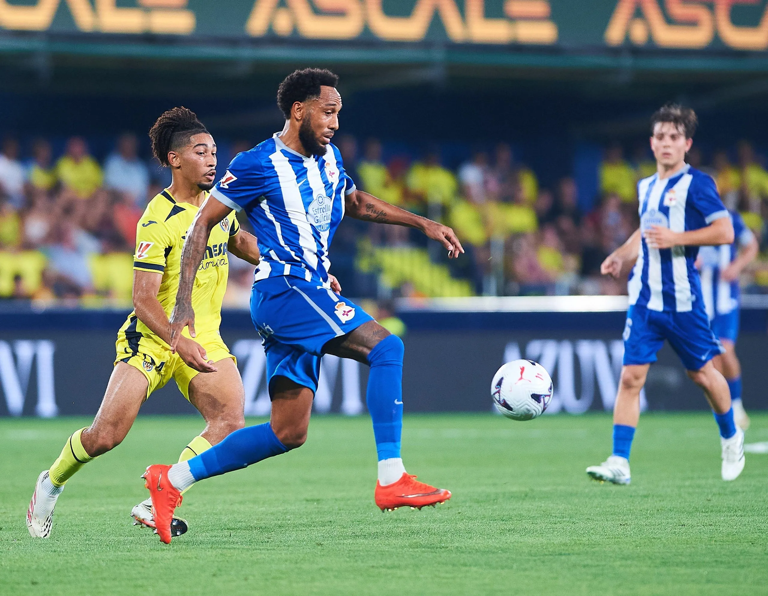 Pierre-Emerick Aubameyang on the ball against Villarreal