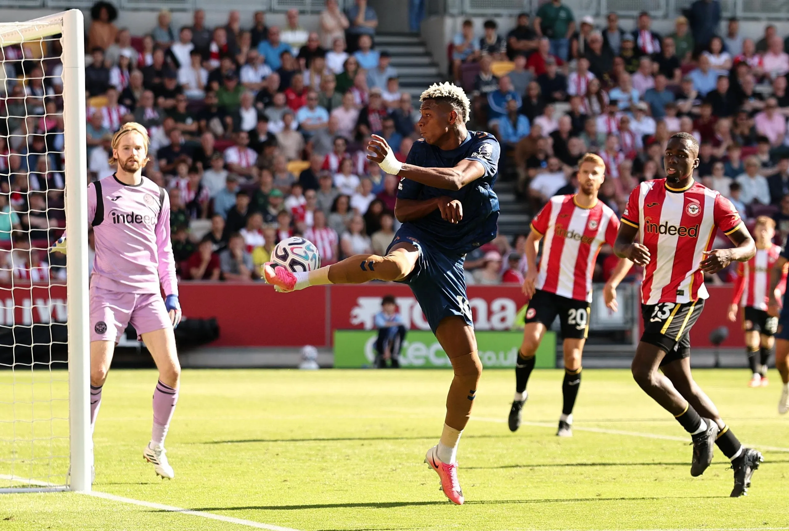 Sunderland’s Nilson Angulo attempts to keep the ball in play against Brentford