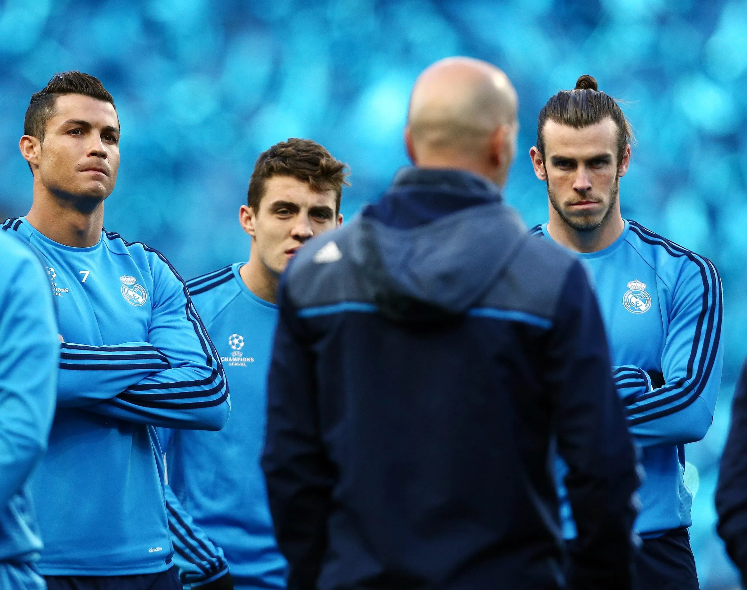 Zinedine Zidane speaks to Ronaldo and Gareth Bale