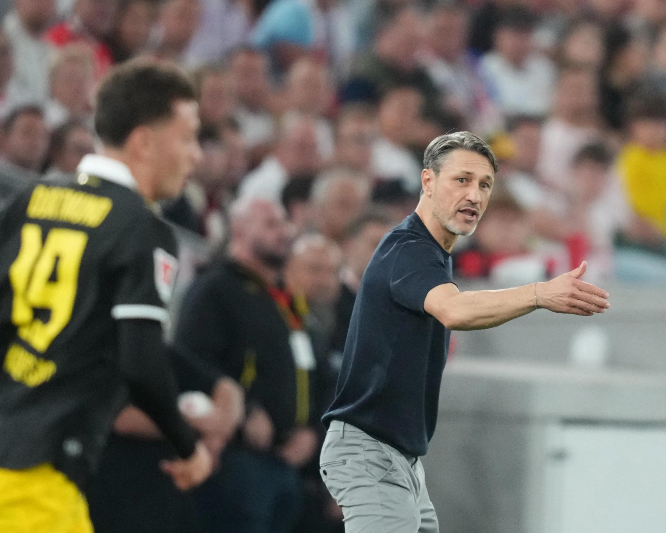 Niko Kovac gives his players instructions