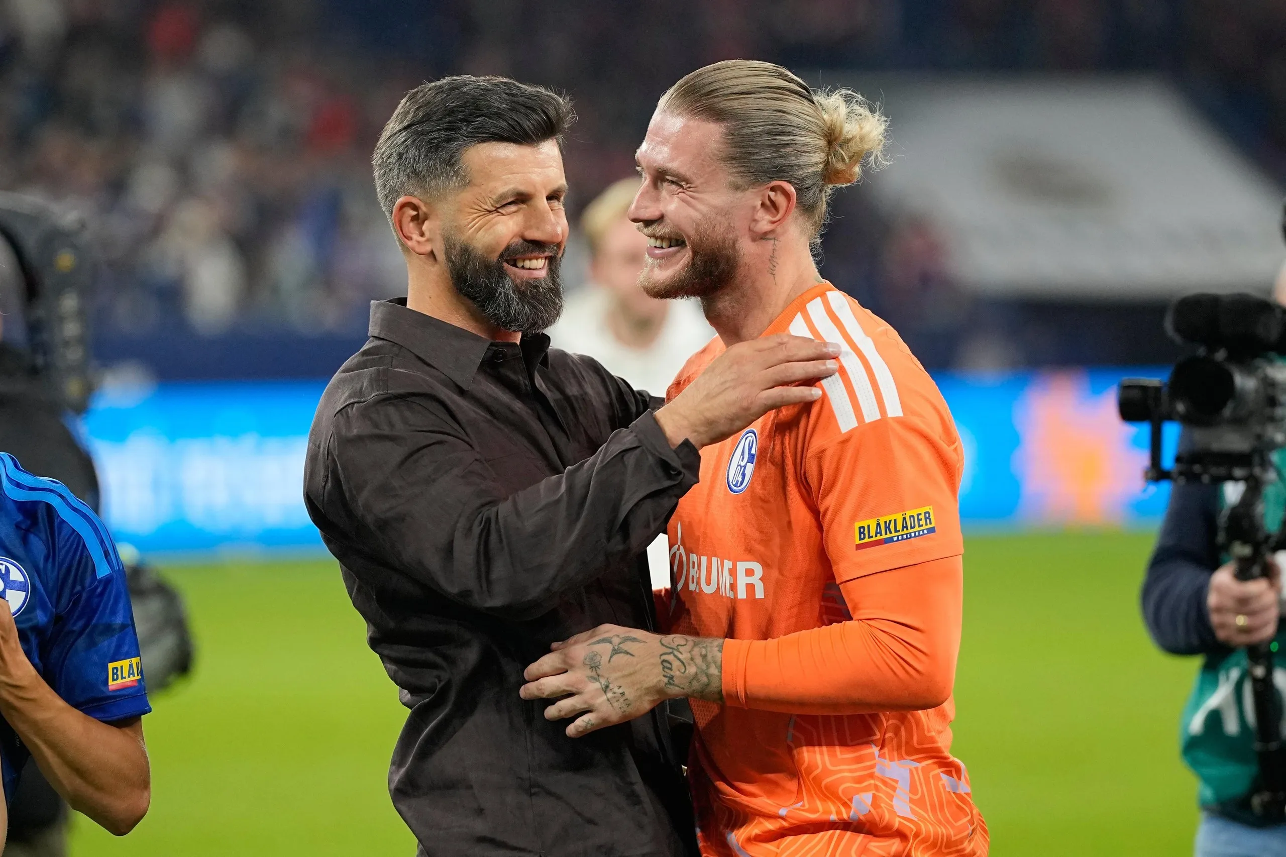 Schalke manager Miron Muslic congratulates Loris Karius after his clean sheet against Bayern Munich