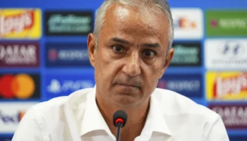 Le coach de Fenerbahce démissionne après un match nul contre la Roma, mais le président affirme qu&rsquo;il reste
