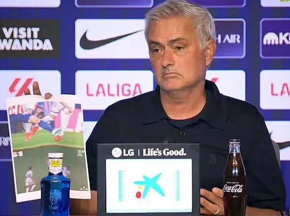 José Mourinho et ses protestations lors de la défaite au derby de Madrid