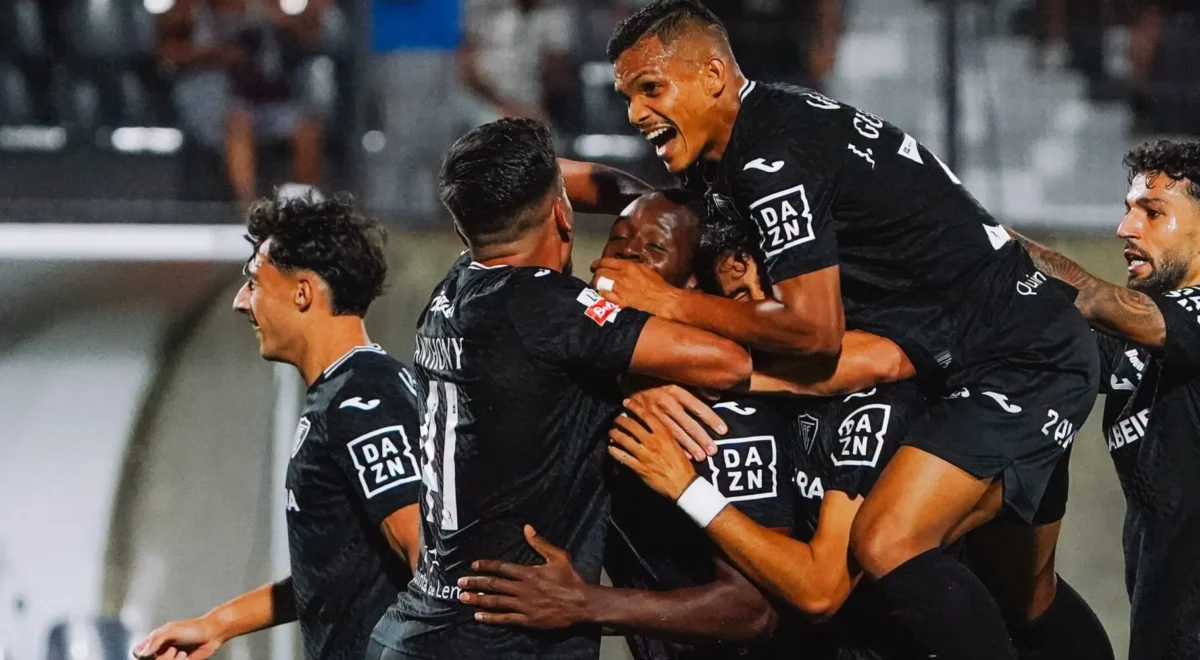 Academico-de-Viseu-Jogadores.jpg Académico de Viseu marca nos descontos e derrota Vitória SC em jogo emocionante na Primeira Liga