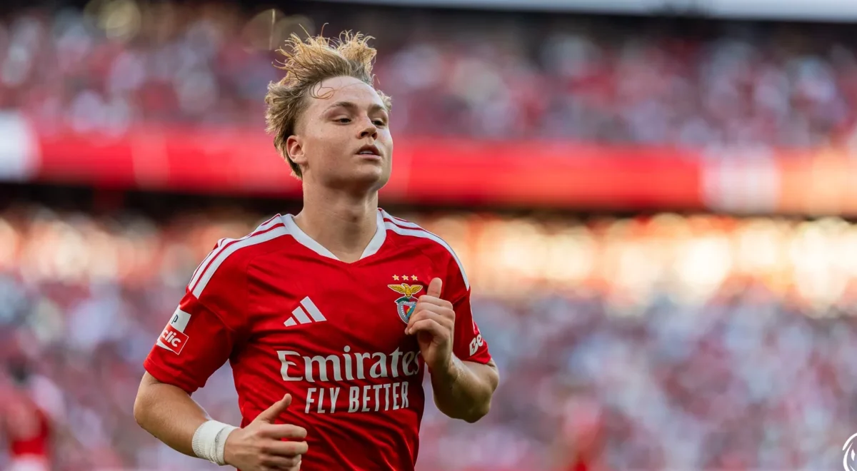 Andreas-Schjelderup-Benfica-2.jpg Andreas Schjelderup segue os passos de Gianluca Prestianni e passa a ser agenciado por Jorge Mendes