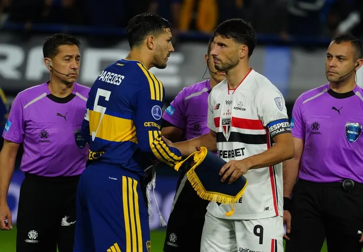 El saludo de Calleri y Paredes antes del partido. Marcelo Carroll